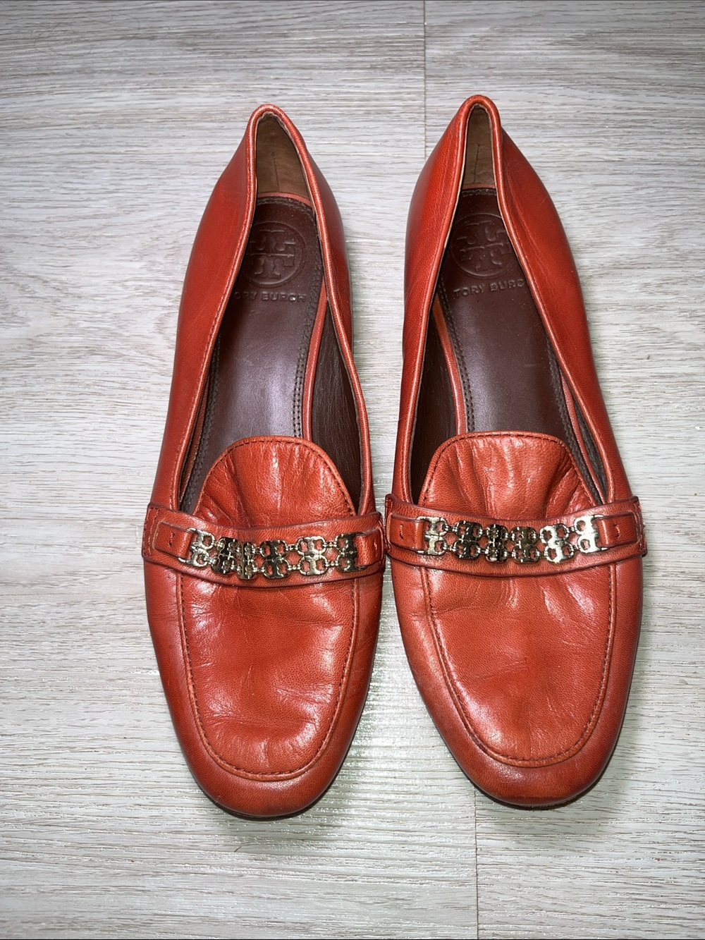 Tory Burch Leather Loafers with Gold Chain Detail - Burnt Orange Size 7